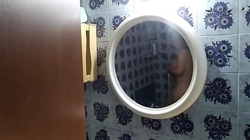 Je regarde ma demi-soeur sous la douche, caméra cachée