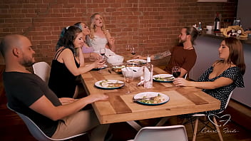 TEASER: Charlie lädt ihre Freunde zum Abendessen ein, was in einem verrückten Gruppensex endet!