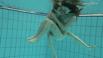 Nastya spoglia Libuse in piscina come una lesbica