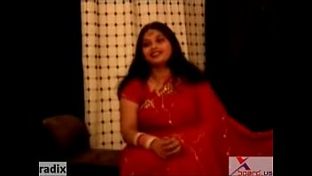 tia indiana gorda e rechonchuda em sari vermelho