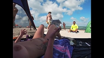Жена-эксгибиционистка 511 - Миссис Поцелуй дает нам ее вид на обнаженном пляже в POV, на ВОЙЕРА, дрочащего перед ней, и нескольких других мужчин, наблюдающих!