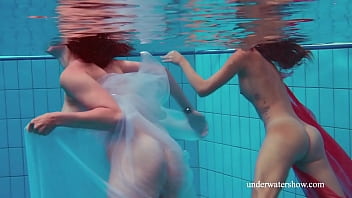 Assistir as garotas mais sexy nadando nuas na piscina