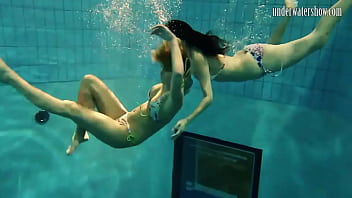 As garotas mais gostosas nadam nuas debaixo d'água