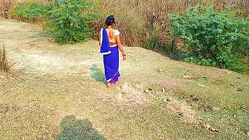 Show de sexo ao ar livre na vila na floresta com peitos grandes em hindi