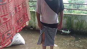 कपडे सुखाती पड़ोसन भाभी को पटाकर बैडरूम में चुदाई किया ! XXX Nepali Sex