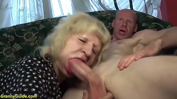 Уродливую 85-летнюю бабушку грубо трахнули