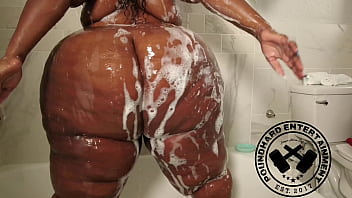 HUGE MONSTER BOOTY (L00P) OILY SOAPY ASS CLAP 74 INCH MONSTER DONK FULL VID IN MEMBERSHIP