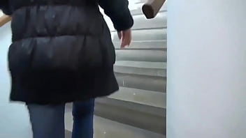 Schöne Klassenkameradin bittet ihre Freundin, ihre schöne Muschi auf der Nottreppe der Universität aufzunehmen