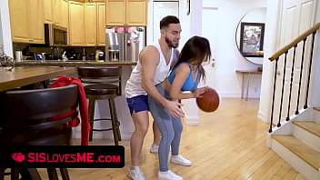 SisLovesMe - Sexy Brünette mit saftigem Arsch bittet ihren geilen Stiefbruder, ihr beim Basketballspielen zu helfen