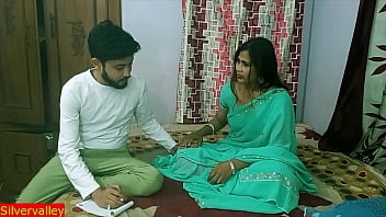 ¡Señora india sexy enseñando a su estudiante especial cómo tener romance y sexo! con voz hindi