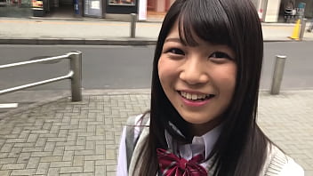 Eine gepflegte und saubere Schönheit mit langen schwarzen Haaren und uniformierten Mädchen, die auf eine berühmte Schule in Tokio gehen. Ich bin aufgeregter als sonst, Sex zu haben, während ich die Kamera drehe. Ich werde sexuell gieri