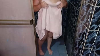 التجسس على زوجتي أثناء الاستحمام عندما أتيت طلبت مني مساعدتها على التجفيف ينتهي الأمر بامتصاص قضيبي