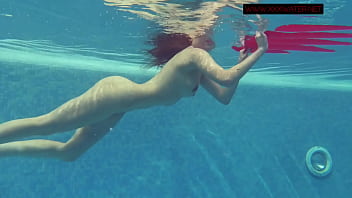 Lina Mercury, russischer Pornostar mit dicken Titten, genießt Schwimmbad