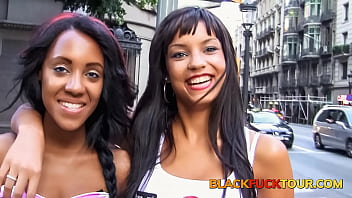 Тройничок с возбужденными чернокожими латиноамериканскими лучшими подругами в Барселоне