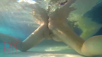 Show de buceta subaquática. Sereia dedilhado masturbação Bebê elegante e flexível, nadando debaixo d'água na piscina ao ar livre.