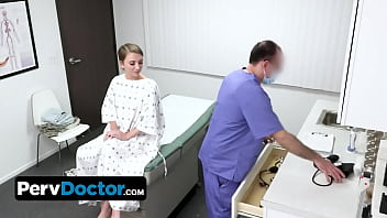 PervDoctor - Una paciente joven y sexy necesita el tratamiento especial del doctor Oliver para su coño rosado