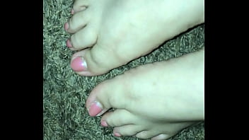 I drop a nice load little of cum on my Latina gf hot feet and toes (Cumshot)