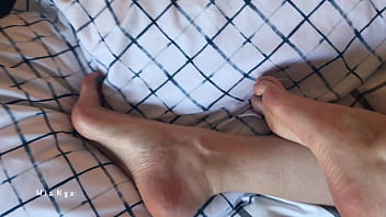 Im Bett mit meinen nackten Füßen und frischer blauer Pediküre MiaNyx Fußfetisch und Zehen necken
