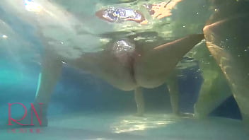 عرض كس تحت الماء. حورية البحر بالإصبع الاستمناء فاتنة أنيقة ومرنة ، تسبح تحت الماء في المسبح الخارجي