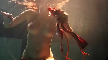 Siskina e Polcharova si spogliano nude sott'acqua