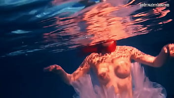 最もホットな湯たんぽバレリーナが裸で跳ねるおっぱいを泳ぐBulava Lozhkova