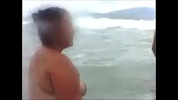 Mary cadelona wife showing off naked on the beach by day in Praia Grande SP, for everyone to see and hubby Alexandre films everything