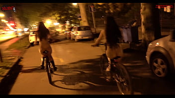 सीसी और मेलोडी शहर की सड़कों के माध्यम से नग्न बाइक की सवारी करते हैं