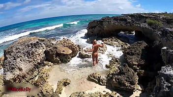 МОЙ БОГ! СМОТРЕТЬ ЭТО! Турист снял на видео девушку, мастурбирующую у моря!