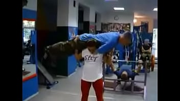 La mujer más fuerte del mundo Aneta Florczyk levantando a un hombre