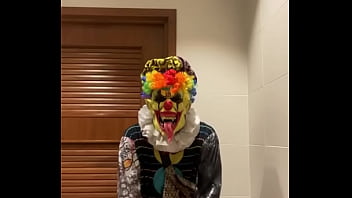 Lila Lovely faz uma pausa no banheiro com Gibby The Clown