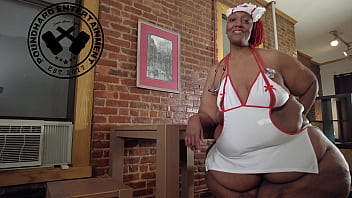 Wide Hip Monster Booty Nurse lutscht einen harten, fetten Schwanz (Promo)