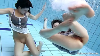 I russi sott'acqua Aneta con Janka e Andrejka da soli