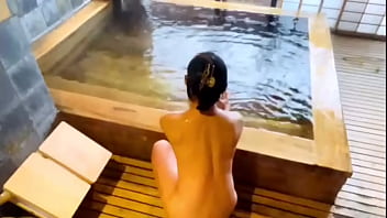 A woman traveling alone, Qun 〇 prefecture, a natural hot spring in the water