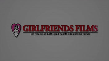 Похотливые чирлидерши играют в секс-игры перед сексом на вечеринке - GirlfriendsFilms