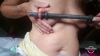 nippleringlover kinky milf inserindo haste de 16mm em piercings de mamilo extremamente esticados part1