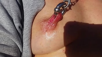 nippleringlover возбужденная милфа мастурбирует на улице вибратором, проколол киску экстремальным пирсингом сосков