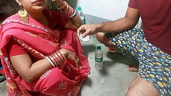 Choda doloroso sbattendo Roshni Bhabhi in cucina! porno in hindi