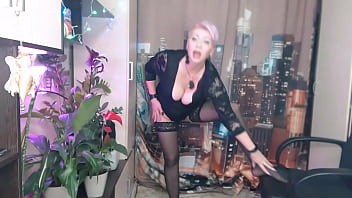 A famosa e madura vagabunda russa da webcam AimeeParadise demonstra excelente conversa suja e dildo duro encaixando em sua boceta molhada e insaciável...