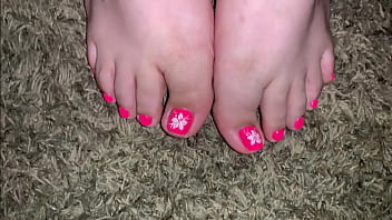 Sborra sui piedi e le dita dei piedi rosa chiaro della fidanzata sexy