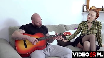 Porno polonais - Apprendre à jouer de la guitare