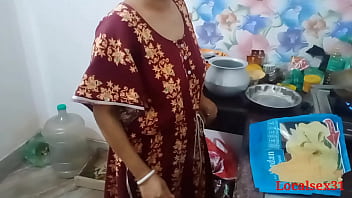 Desi Village Bhabi Sex na cozinha com o marido (Vídeo oficial de Localsex31)