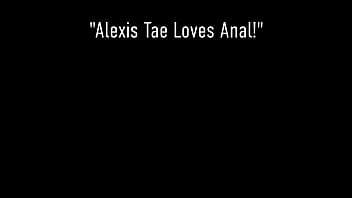 A de peito liso Alexa Tae fica com sua bunda pequena aberta e abalroada!