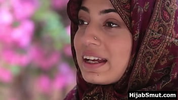 Arabka w hidżabie wskakuje na czarną pałę sąsiada