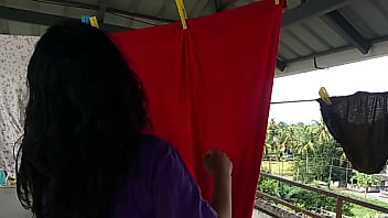 बालकनी में कपड़े सुखा रही भाभी को पटाकर जबरदस्त पेल चुदाई की ! देसी पोर्न हिंदी में