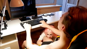 Girlfriend sucks while I play computer