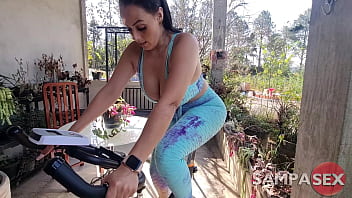 Morena da Bunda GG s'est excitée sur le vélo qui tourne et a demandé à lui baiser le cul et à lui remplir la chatte de sperme - Regina Rizzi - MarquesXXX