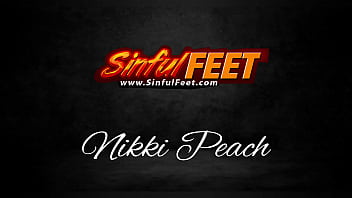 Sinful Feet показывает сексуальные подошвы Nikki Peach