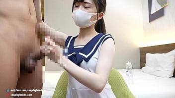 Une Japonaise donne à un mec un travail sous les aisselles portant des costumes de marin