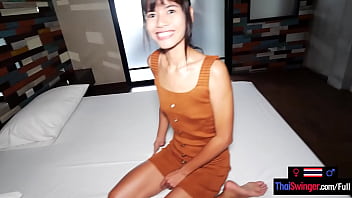 Una bella ragazza thailandese amatoriale alla sua prima volta con uno straniero ripreso dalla telecamera