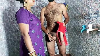 Мачеха застукала трясущегося члена в трусиках лифчика в ванной, а затем ей вылизали киску - порно на чистом хинди